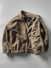 製品画像: ボアフリーススタンドカラージャケットの全体画像、アウトドアやカジュアルスタイルに対応。
詳細画像: 胸元ジッパーポケットのディテール画像、実用性とデザイン性を強調。