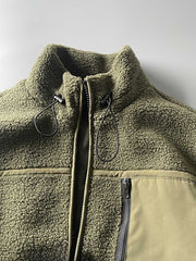 製品画像: ボアフリーススタンドカラージャケットの全体画像、アウトドアやカジュアルスタイルに対応。
詳細画像: 胸元ジッパーポケットのディテール画像、実用性とデザイン性を強調。