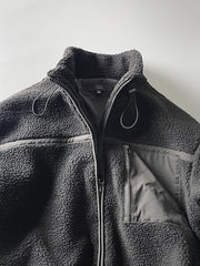 製品画像: ボアフリーススタンドカラージャケットの全体画像、アウトドアやカジュアルスタイルに対応。
詳細画像: 胸元ジッパーポケットのディテール画像、実用性とデザイン性を強調。