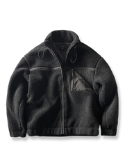 製品画像: ボアフリーススタンドカラージャケットの全体画像、アウトドアやカジュアルスタイルに対応。
詳細画像: 胸元ジッパーポケットのディテール画像、実用性とデザイン性を強調。