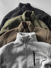 製品画像: ボアフリーススタンドカラージャケットの全体画像、アウトドアやカジュアルスタイルに対応。
詳細画像: 胸元ジッパーポケットのディテール画像、実用性とデザイン性を強調。