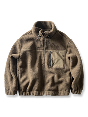 製品画像: ボアフリーススタンドカラージャケットの全体画像、アウトドアやカジュアルスタイルに対応。
詳細画像: 胸元ジッパーポケットのディテール画像、実用性とデザイン性を強調。