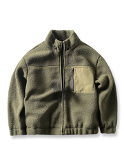 製品画像: ボアフリーススタンドカラージャケットの全体画像、アウトドアやカジュアルスタイルに対応。
詳細画像: 胸元ジッパーポケットのディテール画像、実用性とデザイン性を強調。