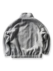 製品画像: ボアフリーススタンドカラージャケットの全体画像、アウトドアやカジュアルスタイルに対応。
詳細画像: 胸元ジッパーポケットのディテール画像、実用性とデザイン性を強調。