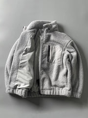 製品画像: ボアフリーススタンドカラージャケットの全体画像、アウトドアやカジュアルスタイルに対応。
詳細画像: 胸元ジッパーポケットのディテール画像、実用性とデザイン性を強調。