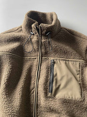 製品画像: ボアフリーススタンドカラージャケットの全体画像、アウトドアやカジュアルスタイルに対応。
詳細画像: 胸元ジッパーポケットのディテール画像、実用性とデザイン性を強調。