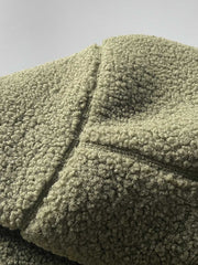 製品画像: ボアフリーススタンドカラージャケットの全体画像、アウトドアやカジュアルスタイルに対応。
詳細画像: 胸元ジッパーポケットのディテール画像、実用性とデザイン性を強調。