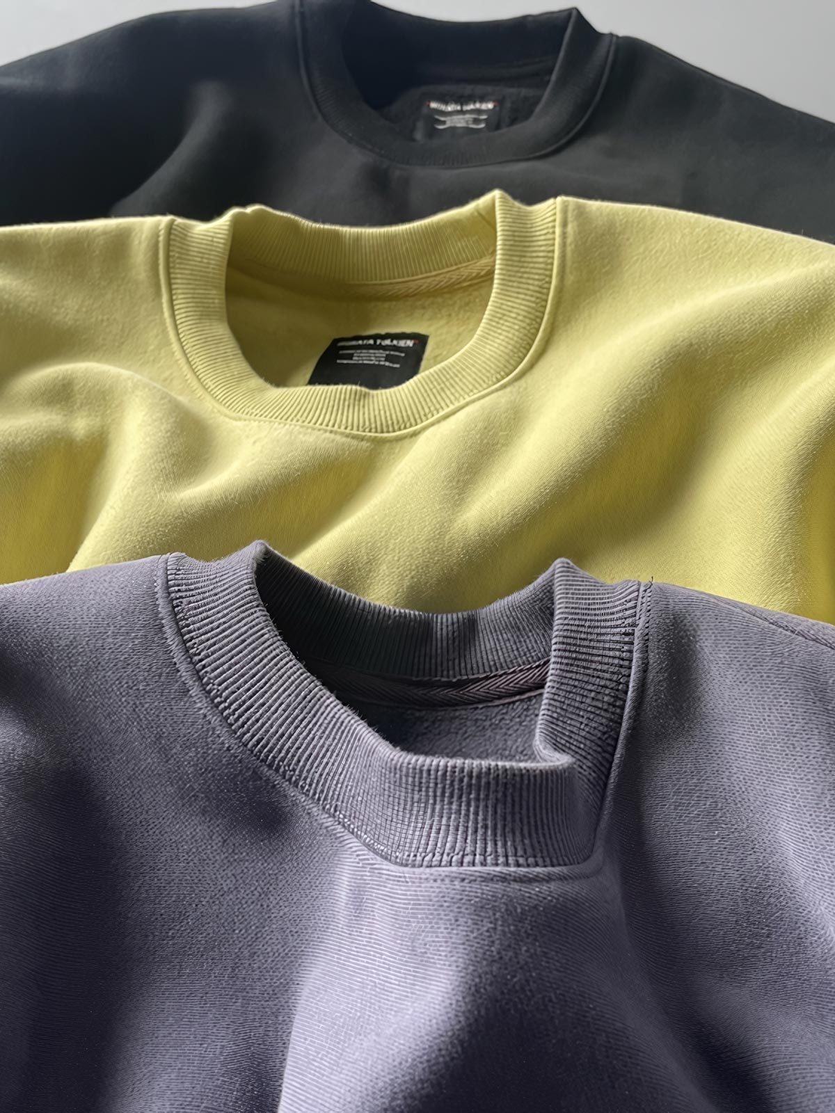 製品画像: ライムイエロー起毛裏起毛スウェットシャツの正面画像、快適で暖かいデザインが特徴。
詳細画像: 胸ポケットと起毛生地のディテール画像、柔らかな質感が際立つ。