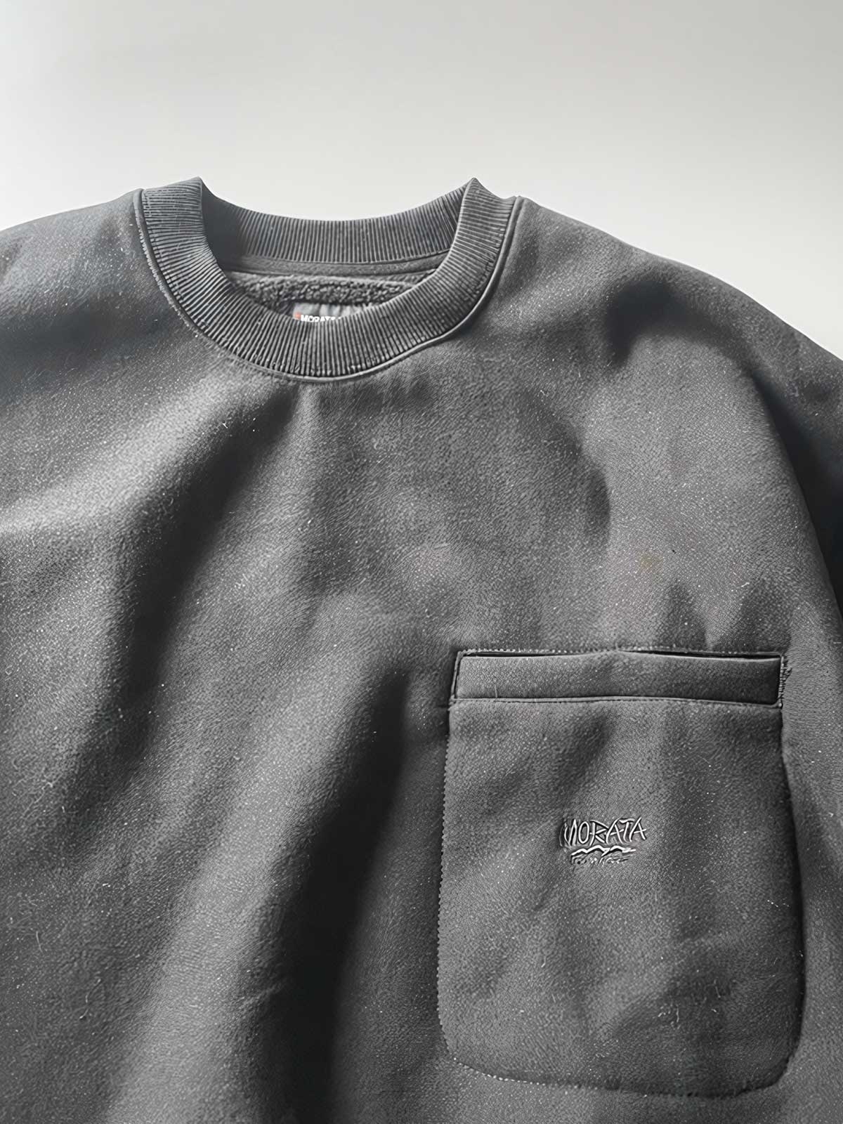 製品画像: ライムイエロー起毛裏起毛スウェットシャツの正面画像、快適で暖かいデザインが特徴。
詳細画像: 胸ポケットと起毛生地のディテール画像、柔らかな質感が際立つ。