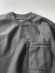 製品画像: ライムイエロー起毛裏起毛スウェットシャツの正面画像、快適で暖かいデザインが特徴。
詳細画像: 胸ポケットと起毛生地のディテール画像、柔らかな質感が際立つ。