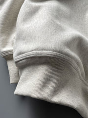 製品画像: ライムイエロー起毛裏起毛スウェットシャツの正面画像、快適で暖かいデザインが特徴。
詳細画像: 胸ポケットと起毛生地のディテール画像、柔らかな質感が際立つ。