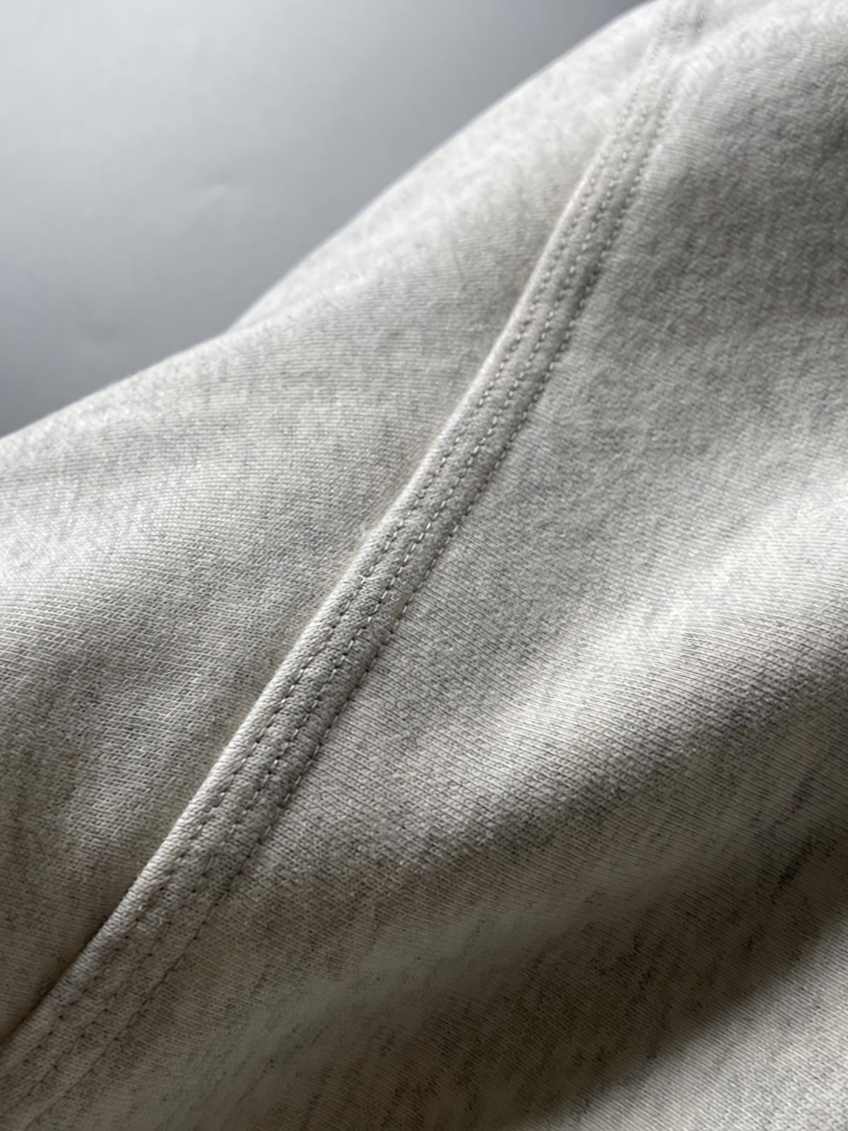 製品画像: ライムイエロー起毛裏起毛スウェットシャツの正面画像、快適で暖かいデザインが特徴。
詳細画像: 胸ポケットと起毛生地のディテール画像、柔らかな質感が際立つ。