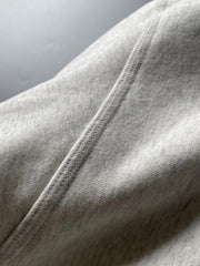 製品画像: ライムイエロー起毛裏起毛スウェットシャツの正面画像、快適で暖かいデザインが特徴。
詳細画像: 胸ポケットと起毛生地のディテール画像、柔らかな質感が際立つ。