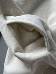 製品画像: ライムイエロー起毛裏起毛スウェットシャツの正面画像、快適で暖かいデザインが特徴。
詳細画像: 胸ポケットと起毛生地のディテール画像、柔らかな質感が際立つ。