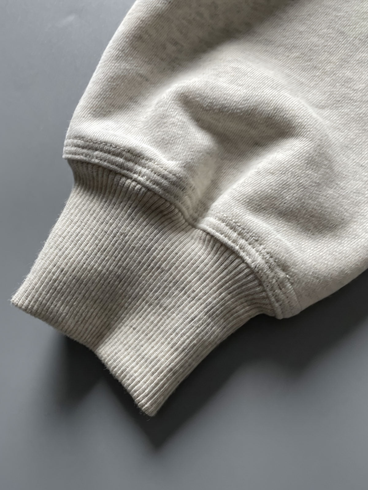 製品画像: ライムイエロー起毛裏起毛スウェットシャツの正面画像、快適で暖かいデザインが特徴。
詳細画像: 胸ポケットと起毛生地のディテール画像、柔らかな質感が際立つ。