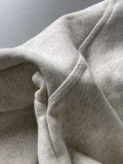 製品画像: ライムイエロー起毛裏起毛スウェットシャツの正面画像、快適で暖かいデザインが特徴。
詳細画像: 胸ポケットと起毛生地のディテール画像、柔らかな質感が際立つ。