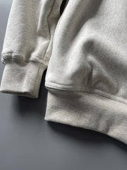 製品画像: ライムイエロー起毛裏起毛スウェットシャツの正面画像、快適で暖かいデザインが特徴。
詳細画像: 胸ポケットと起毛生地のディテール画像、柔らかな質感が際立つ。