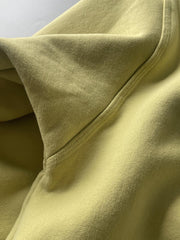 製品画像: ライムイエロー起毛裏起毛スウェットシャツの正面画像、快適で暖かいデザインが特徴。
詳細画像: 胸ポケットと起毛生地のディテール画像、柔らかな質感が際立つ。