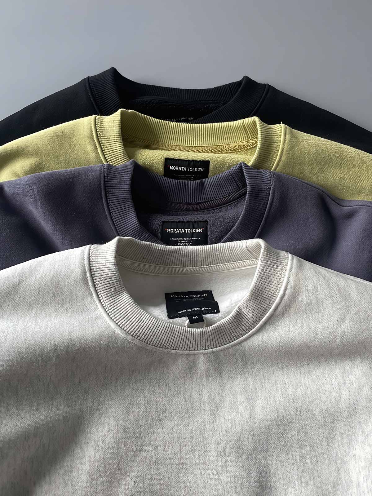 製品画像: ライムイエロー起毛裏起毛スウェットシャツの正面画像、快適で暖かいデザインが特徴。
詳細画像: 胸ポケットと起毛生地のディテール画像、柔らかな質感が際立つ。