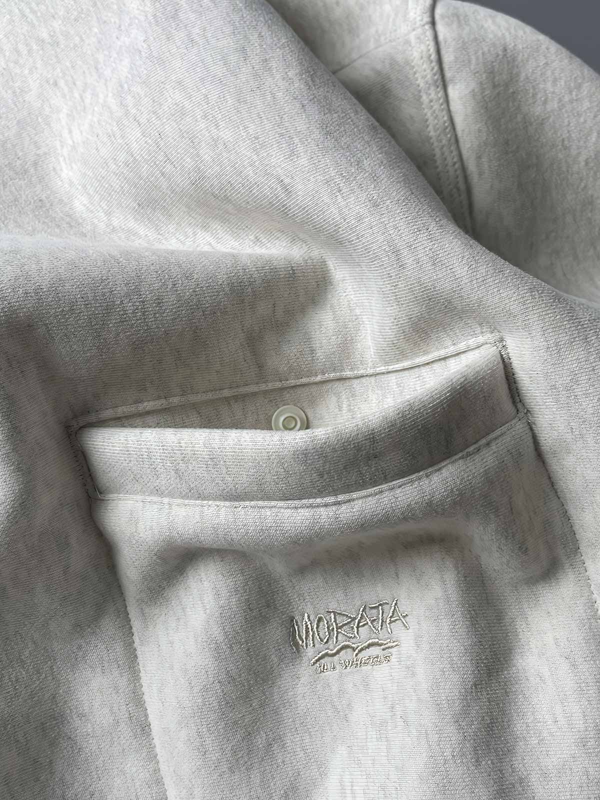 製品画像: ライムイエロー起毛裏起毛スウェットシャツの正面画像、快適で暖かいデザインが特徴。
詳細画像: 胸ポケットと起毛生地のディテール画像、柔らかな質感が際立つ。