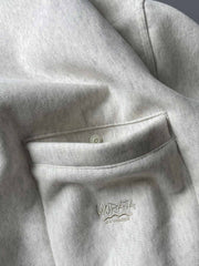 製品画像: ライムイエロー起毛裏起毛スウェットシャツの正面画像、快適で暖かいデザインが特徴。
詳細画像: 胸ポケットと起毛生地のディテール画像、柔らかな質感が際立つ。