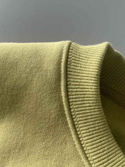 製品画像: ライムイエロー起毛裏起毛スウェットシャツの正面画像、快適で暖かいデザインが特徴。
詳細画像: 胸ポケットと起毛生地のディテール画像、柔らかな質感が際立つ。