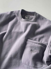 製品画像: ライムイエロー起毛裏起毛スウェットシャツの正面画像、快適で暖かいデザインが特徴。
詳細画像: 胸ポケットと起毛生地のディテール画像、柔らかな質感が際立つ。