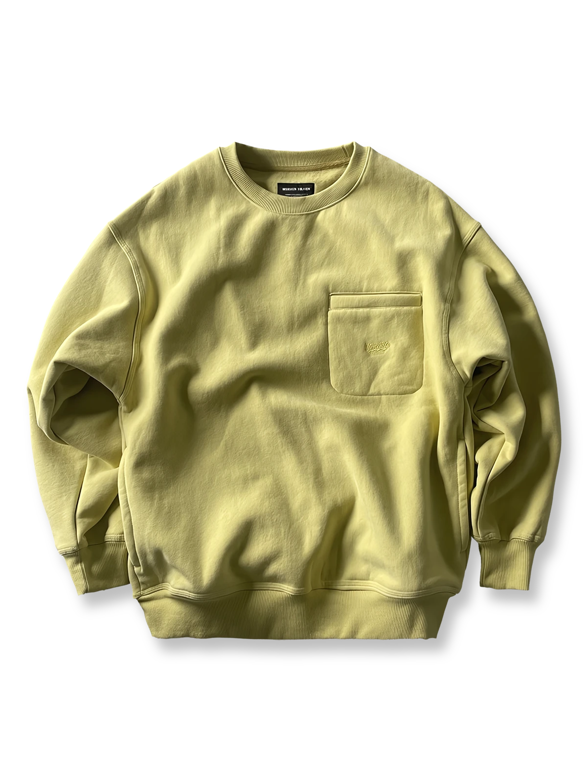 製品画像: ライムイエロー起毛裏起毛スウェットシャツの正面画像、快適で暖かいデザインが特徴。
詳細画像: 胸ポケットと起毛生地のディテール画像、柔らかな質感が際立つ。