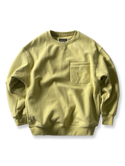 製品画像: ライムイエロー起毛裏起毛スウェットシャツの正面画像、快適で暖かいデザインが特徴。
詳細画像: 胸ポケットと起毛生地のディテール画像、柔らかな質感が際立つ。