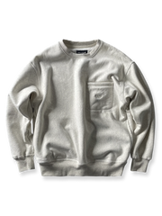 製品画像: ライムイエロー起毛裏起毛スウェットシャツの正面画像、快適で暖かいデザインが特徴。
詳細画像: 胸ポケットと起毛生地のディテール画像、柔らかな質感が際立つ。