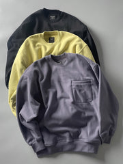 製品画像: ライムイエロー起毛裏起毛スウェットシャツの正面画像、快適で暖かいデザインが特徴。
詳細画像: 胸ポケットと起毛生地のディテール画像、柔らかな質感が際立つ。