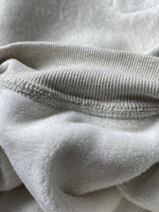 製品画像: ライムイエロー起毛裏起毛スウェットシャツの正面画像、快適で暖かいデザインが特徴。
詳細画像: 胸ポケットと起毛生地のディテール画像、柔らかな質感が際立つ。