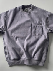 製品画像: ライムイエロー起毛裏起毛スウェットシャツの正面画像、快適で暖かいデザインが特徴。
詳細画像: 胸ポケットと起毛生地のディテール画像、柔らかな質感が際立つ。