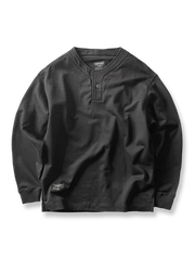 製品画像: ヴィンテージウォッシュヘンリーネックスウェットシャツの全体画像、クラシックでカジュアルなデザイン。
詳細画像: ヘンリーネックのディテールとウォッシュ加工のクローズアップ画像、ヴィンテージ感を強調。