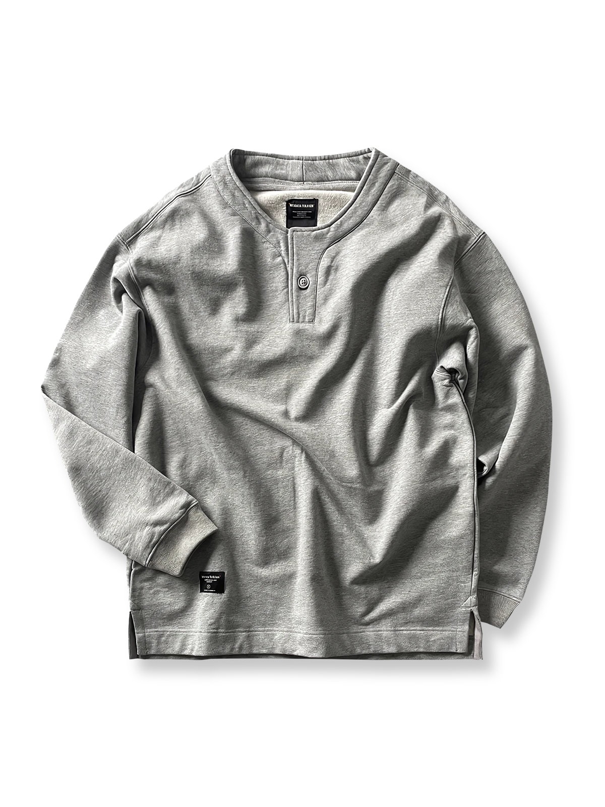 製品画像: ヴィンテージウォッシュヘンリーネックスウェットシャツの全体画像、クラシックでカジュアルなデザイン。
詳細画像: ヘンリーネックのディテールとウォッシュ加工のクローズアップ画像、ヴィンテージ感を強調。