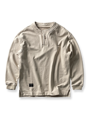 製品画像: ヴィンテージウォッシュヘンリーネックスウェットシャツの全体画像、クラシックでカジュアルなデザイン。
詳細画像: ヘンリーネックのディテールとウォッシュ加工のクローズアップ画像、ヴィンテージ感を強調。