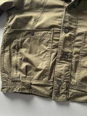 製品画像: オレンジカラーのダブルスタンドカラーワークジャケットの正面画像、実用的でスタイリッシュなデザインが特徴。
詳細画像: 袖部のジッパーポケットとスタンドカラーデザインのディテール画像、ワークスタイルを強調。