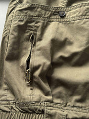 製品画像: オレンジカラーのダブルスタンドカラーワークジャケットの正面画像、実用的でスタイリッシュなデザインが特徴。
詳細画像: 袖部のジッパーポケットとスタンドカラーデザインのディテール画像、ワークスタイルを強調。