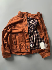 製品画像: オレンジカラーのダブルスタンドカラーワークジャケットの正面画像、実用的でスタイリッシュなデザインが特徴。
詳細画像: 袖部のジッパーポケットとスタンドカラーデザインのディテール画像、ワークスタイルを強調。