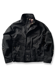 製品画像: オレンジカラーのダブルスタンドカラーワークジャケットの正面画像、実用的でスタイリッシュなデザインが特徴。
詳細画像: 袖部のジッパーポケットとスタンドカラーデザインのディテール画像、ワークスタイルを強調。