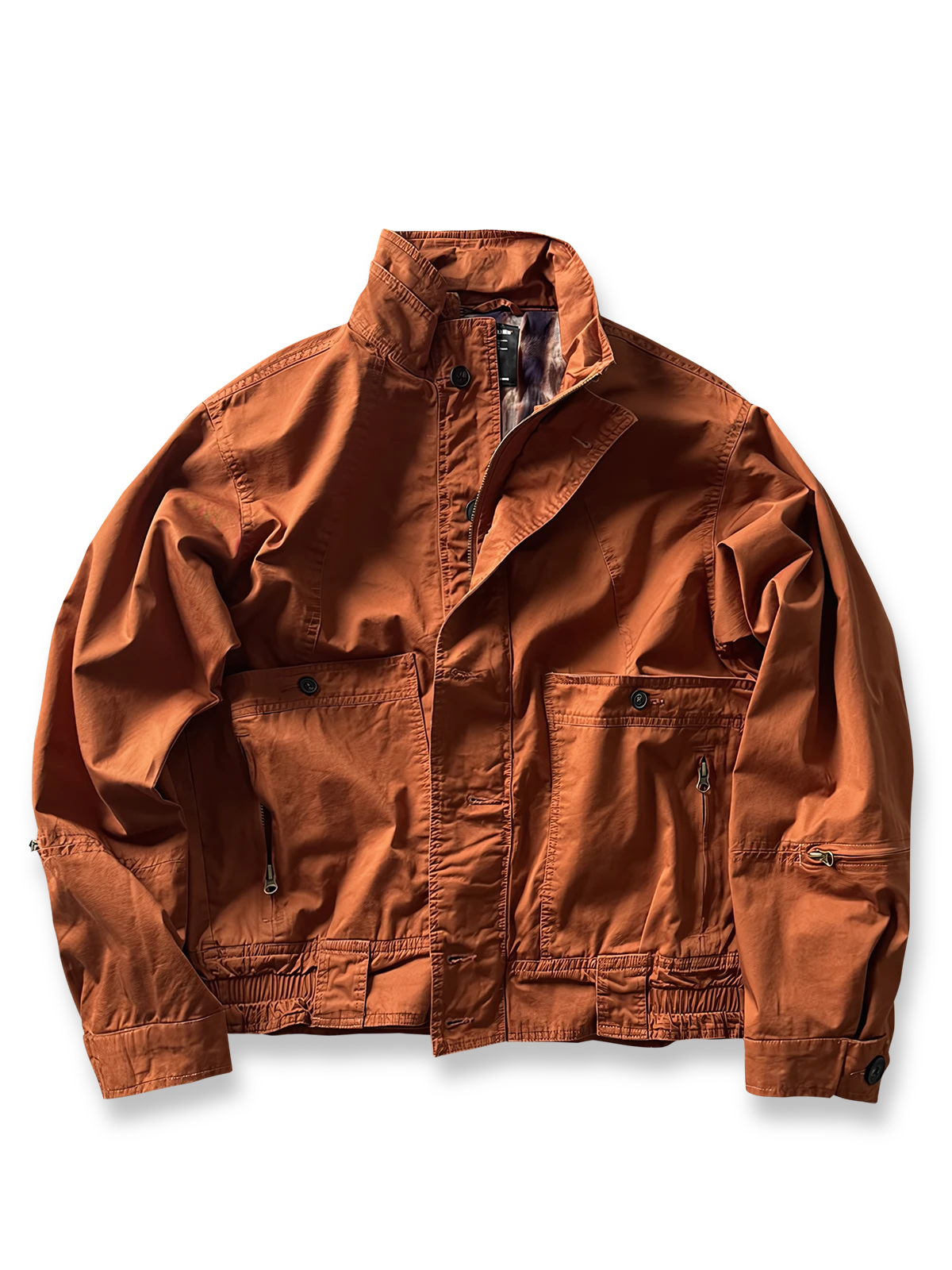 製品画像: オレンジカラーのダブルスタンドカラーワークジャケットの正面画像、実用的でスタイリッシュなデザインが特徴。
詳細画像: 袖部のジッパーポケットとスタンドカラーデザインのディテール画像、ワークスタイルを強調。