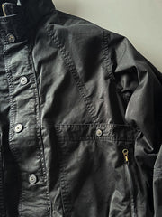 製品画像: オレンジカラーのダブルスタンドカラーワークジャケットの正面画像、実用的でスタイリッシュなデザインが特徴。
詳細画像: 袖部のジッパーポケットとスタンドカラーデザインのディテール画像、ワークスタイルを強調。