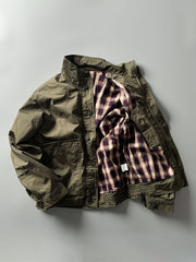 製品画像: オレンジカラーのダブルスタンドカラーワークジャケットの正面画像、実用的でスタイリッシュなデザインが特徴。
詳細画像: 袖部のジッパーポケットとスタンドカラーデザインのディテール画像、ワークスタイルを強調。