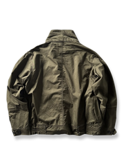 製品画像: オレンジカラーのダブルスタンドカラーワークジャケットの正面画像、実用的でスタイリッシュなデザインが特徴。
詳細画像: 袖部のジッパーポケットとスタンドカラーデザインのディテール画像、ワークスタイルを強調。