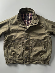 製品画像: オレンジカラーのダブルスタンドカラーワークジャケットの正面画像、実用的でスタイリッシュなデザインが特徴。
詳細画像: 袖部のジッパーポケットとスタンドカラーデザインのディテール画像、ワークスタイルを強調。