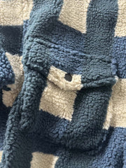 製品画像: ヴィンテージトライバルパターン シープボアシャツの正面画像、トライバルパターンが際立つデザイン。
詳細画像: シープボア素材とトライバルパターンのディテール画像、ヴィンテージ感を強調。