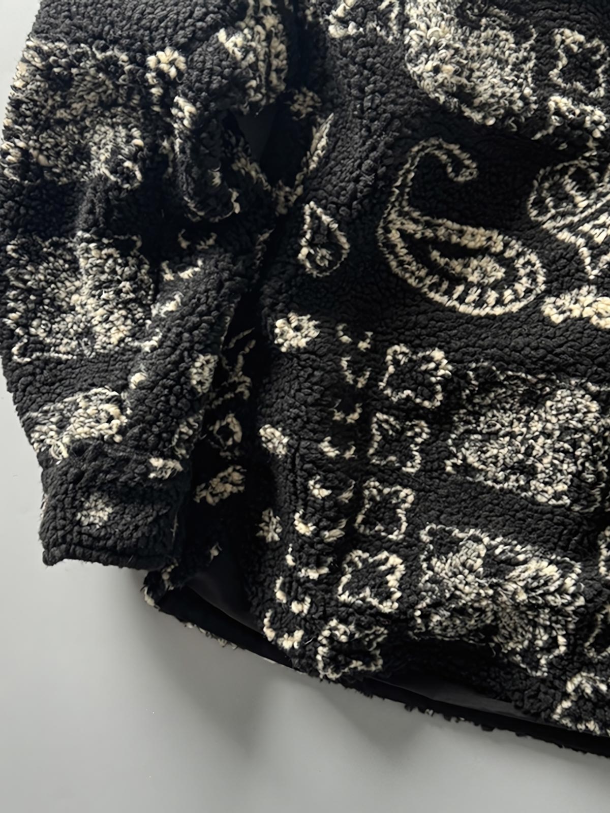 製品画像: ヴィンテージトライバルパターン シープボアシャツの正面画像、トライバルパターンが際立つデザイン。
詳細画像: シープボア素材とトライバルパターンのディテール画像、ヴィンテージ感を強調。