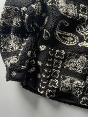 製品画像: ヴィンテージトライバルパターン シープボアシャツの正面画像、トライバルパターンが際立つデザイン。
詳細画像: シープボア素材とトライバルパターンのディテール画像、ヴィンテージ感を強調。