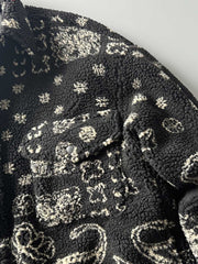 製品画像: ヴィンテージトライバルパターン シープボアシャツの正面画像、トライバルパターンが際立つデザイン。
詳細画像: シープボア素材とトライバルパターンのディテール画像、ヴィンテージ感を強調。