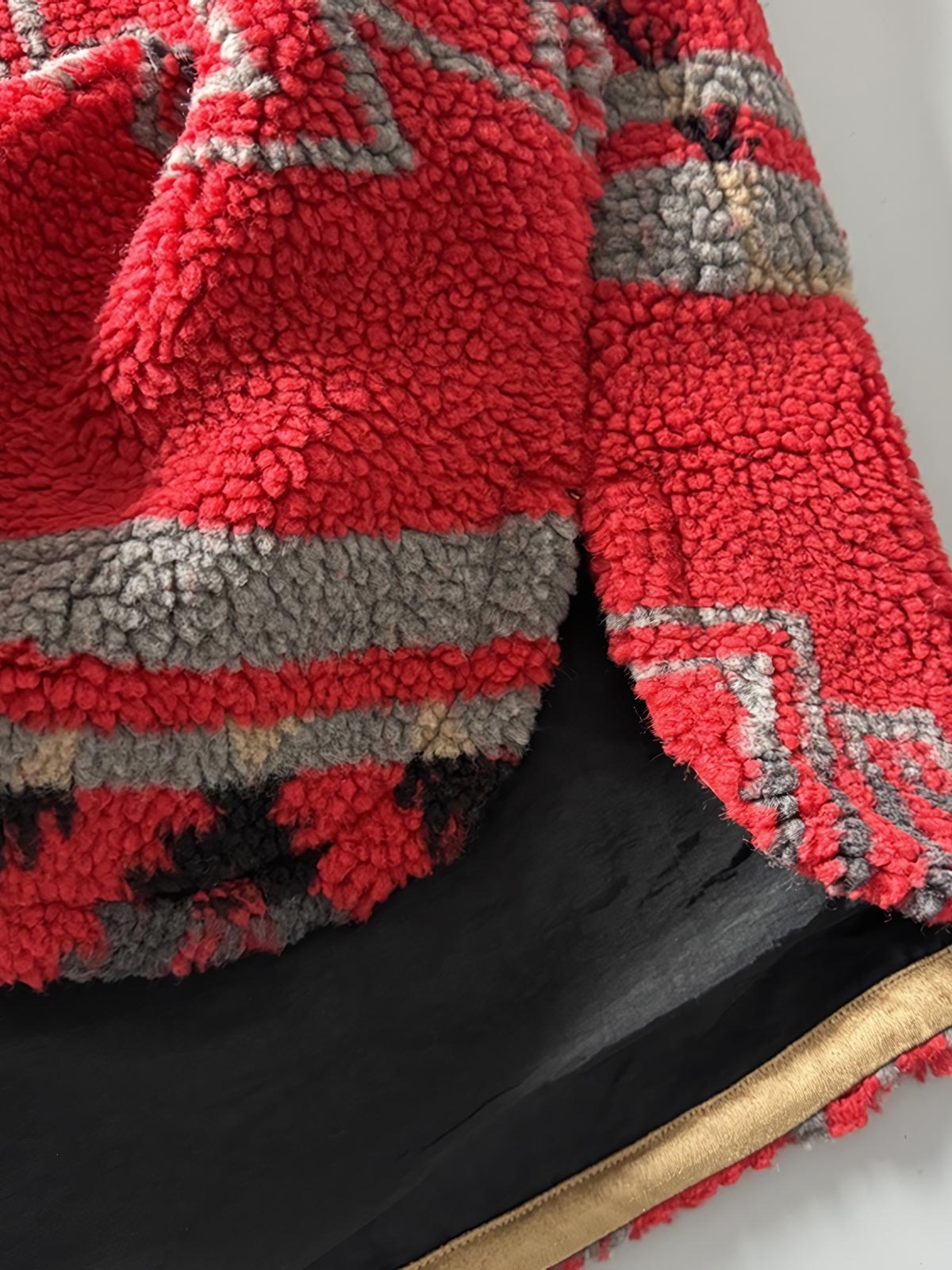 製品画像: ヴィンテージトライバルパターン シープボアシャツの正面画像、トライバルパターンが際立つデザイン。
詳細画像: シープボア素材とトライバルパターンのディテール画像、ヴィンテージ感を強調。